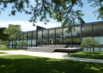 Crown Hall: A Modernist Masterpiece in Chicago